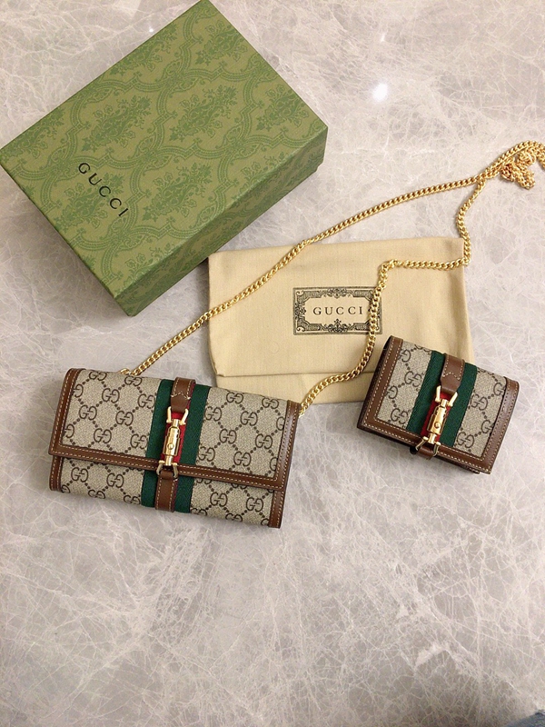 グッチ財布 レプリカ着用イメージ
